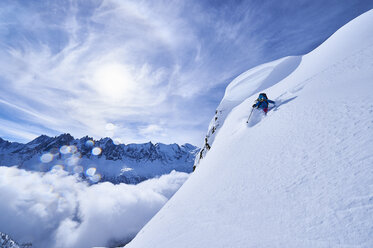 Frau beim Skifahren an einem steilen Berghang in den Schweizer Alpen, Gstaad, Schweiz - CUF04782