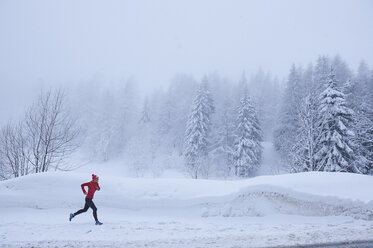 Fernblick auf eine Läuferin, die im Tiefschnee läuft, Gstaad, Schweiz - CUF04796