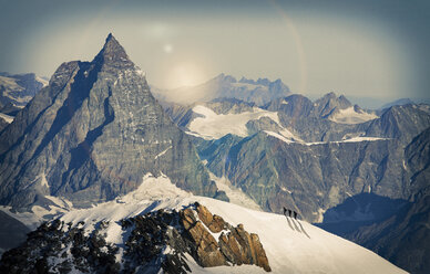 Bergsteiger auf schneebedecktem Berggipfel, Matterhorn, Zermatt, Schweiz - CUF04815