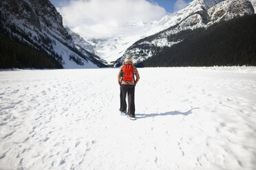 Wanderer mit Schneeschuhen in einer verschneiten Landschaft, Lake Louise, Kanada - CUF04819