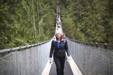 Frau geht über die Capilano-Hängebrücke, Vancouver, Kanada - CUF04823