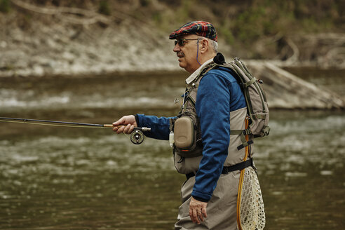 Mann beim Fischen im Fluss - CUF04827