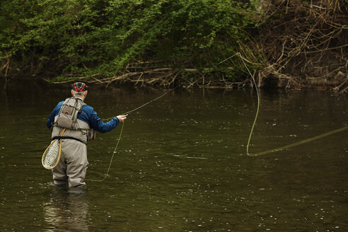 Mann beim Fischen im Fluss - CUF04829