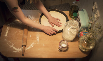 Junge Frau zu Hause, bei der Zubereitung von selbstgemachter Pizza, Mittelteil - CUF04878