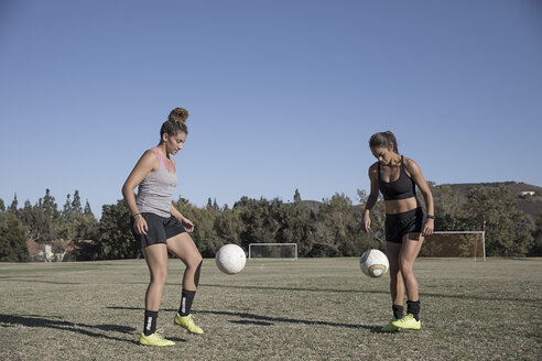 Women on football pitch playing football - ISF01148