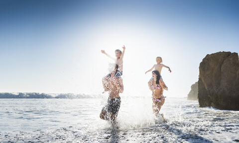 Familie beim Spielen am El Matador Beach, Malibu, USA, lizenzfreies Stockfoto