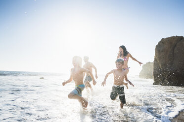 Familie beim Spielen am El Matador Beach, Malibu, USA - ISF01237