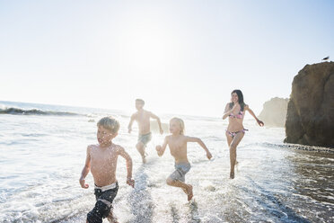 Familie beim Spielen am El Matador Beach, Malibu, USA - ISF01240