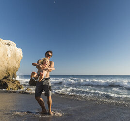 Spielende Brüder am El Matador Beach, Malibu, USA - ISF01241