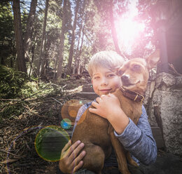 Junge mit Hund im Wald - ISF01243