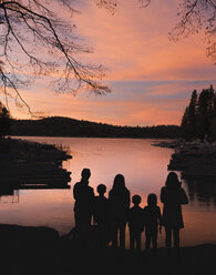 Familie mit Blick auf den Lake Arrowhead, Kalifornien, USA - ISF01244