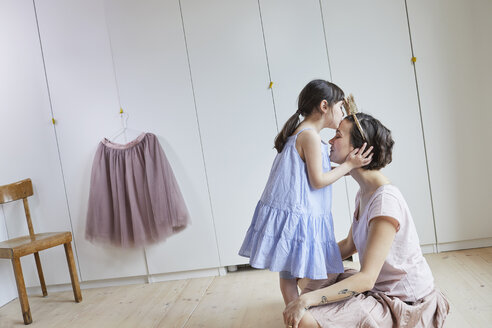 Mutter und Tochter im Schlafzimmer, von Angesicht zu Angesicht, Tochter küsst Mutter auf den Kopf - ISF01263