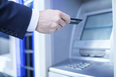 Mann benutzt Geldautomat, lizenzfreies Stockfoto