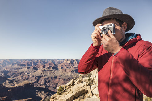 Männlicher Tourist beim Fotografieren des Grand-Canyon-Nationalparks, Arizona, USA - CUF04923