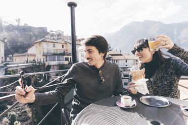 Paar macht Smartphone-Selfie im Restaurant, Monte San Primo, Italien - CUF04958