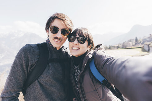 Paar macht Smartphone-Selfie über dem Bergsee, Monte San Primo, Italien - CUF04963