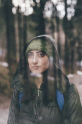 Porträt einer Wanderin mit Strickmütze im Wald, Monte San Primo, Italien - CUF04994
