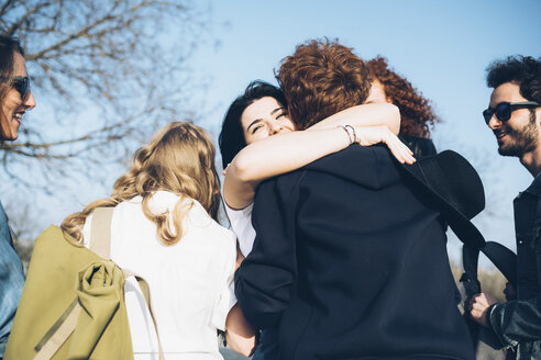Gruppe von Freunden, die sich umarmen, im Freien - CUF05034