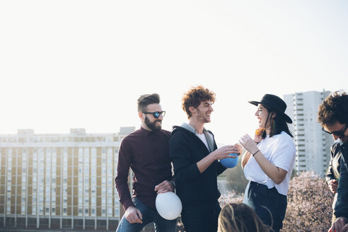 Eine Gruppe von Freunden genießt eine Dachparty - CUF05042