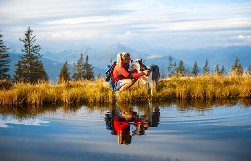 Österreich, Bundesland Salzburg, Wanderin mit Hund - HHF05567