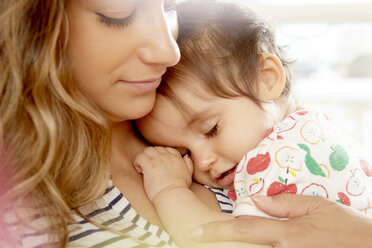 Tired baby girl with head on mother's shoulders - CUF05084