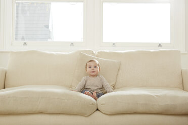 Porträt eines kleinen Jungen auf dem Sofa sitzend - CUF05085