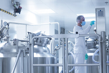 Arbeiter, der pharmazeutische Produktionsanlagen in einem pharmazeutischen Betrieb bedient - CUF05110