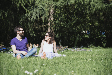 Couple sitting chatting in park, Arezzo, Tuscany, Italy - CUF05145