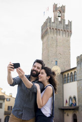 Pärchen macht Smartphone-Selfie vor der Kathedrale von Arezzo, Arezzo, Toskana, Italien - CUF05156