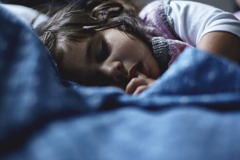 Junges Mädchen schläft im Bett - CUF05178