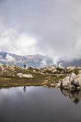 Wanderer am See auf dem Mount Baker, Washington, USA - CUF05179