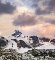 Wanderer mit Blick auf Wolken auf schneebedeckten Bergen, Mount Baker, Washington, USA - CUF05186