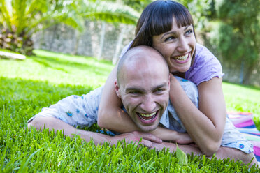 Pärchen im Gras liegend, Mallorca, Spanien - CUF05290