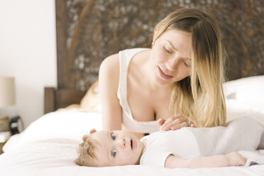 Mother and baby bonding on bed - CUF05334