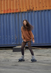 Porträt einer jungen Inline-Skaterin im Industriegebiet - BEF00052