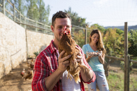 Porträt eines Biobauern mit Freilandhühnern, lizenzfreies Stockfoto