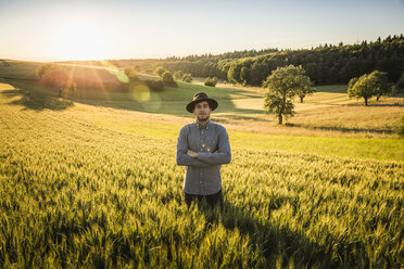 Porträt eines mittelgroßen erwachsenen Mannes, stehend im Feld, Neulingen, Baden-Württemberg, Deutschland - CUF05465