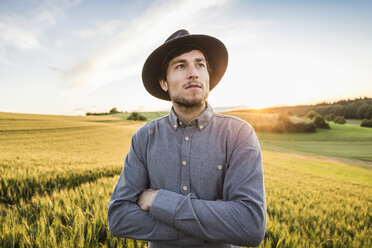 Portrait of mid adult man, standing in field, Neulingen, Baden-Württemberg, Germany - CUF05468