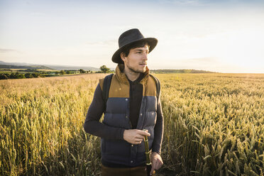 Mittlerer erwachsener Mann, stehend im Feld, mit Fernrohr in der Hand, Neulingen, Baden-Württemberg, Deutschland - CUF05471