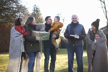 Familie bei Geburtstagsfeier im Garten - CUF05615