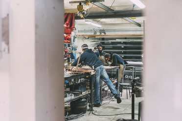 Metallarbeiter in der Schmiedewerkstatt - CUF05648