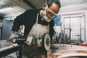 Metallarbeiter poliert Kupfer in der Schmiedewerkstatt - CUF05651