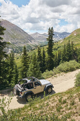 Road Trip Paar fahren Cabrio Geländewagen auf ländlichen Bergstraße, Breckenridge, Colorado, USA - ISF01320