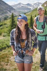 Ehepaar beim Wandern in den Rocky Mountains, Breckenridge, Colorado, USA - ISF01323