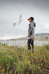 Junge Frau steht in der Nähe des Dillon-Stausees und betrachtet die Aussicht, Silverthorne, Colorado, USA - ISF01335