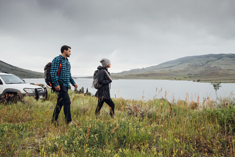 Paar beim Spaziergang neben dem Dillon Reservoir, Silverthorne, Colorado, USA, lizenzfreies Stockfoto