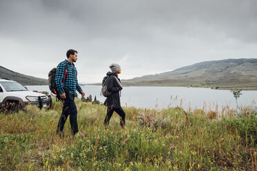 Paar beim Spaziergang neben dem Dillon Reservoir, Silverthorne, Colorado, USA - ISF01341
