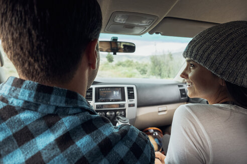 Pärchen im Auto, auf Autoreise, Rückansicht, Silverthorne, Colorado, USA - ISF01344