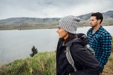 Paar beim Wandern, stehend neben dem Dillon Reservoir, mit Blick auf die Aussicht, Silverthorne, Colorado, USA - ISF01349