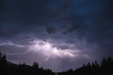 Blitze am Himmel über den kanadischen Rocky Mountains, Kootenay Region, Fernie, British Columbia, Kanada - ISF01372